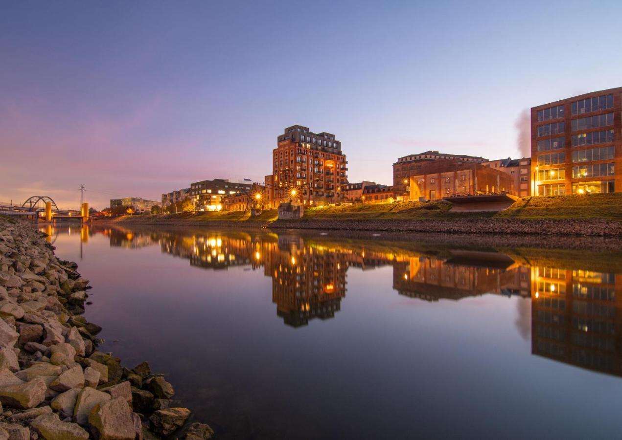 Hostel MHG Esterno foto The River Lagan at dusk