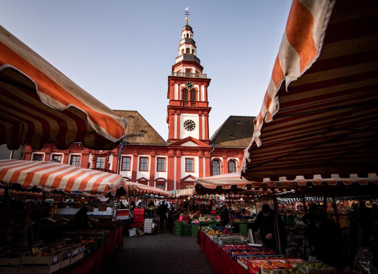 Hostel MHG Esterno foto The Christmas market in front of the church