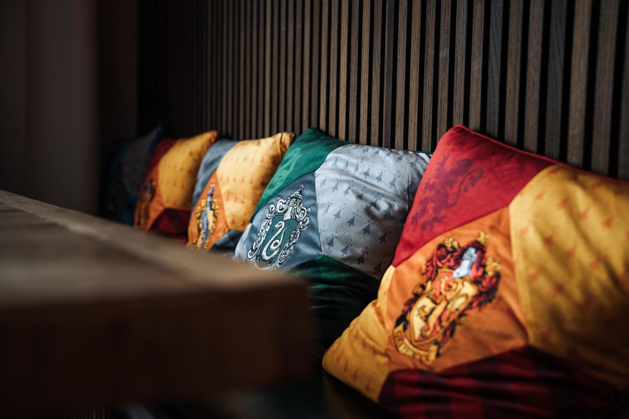 Hostel MHG Esterno foto Pillows with the coats of arms of the four houses