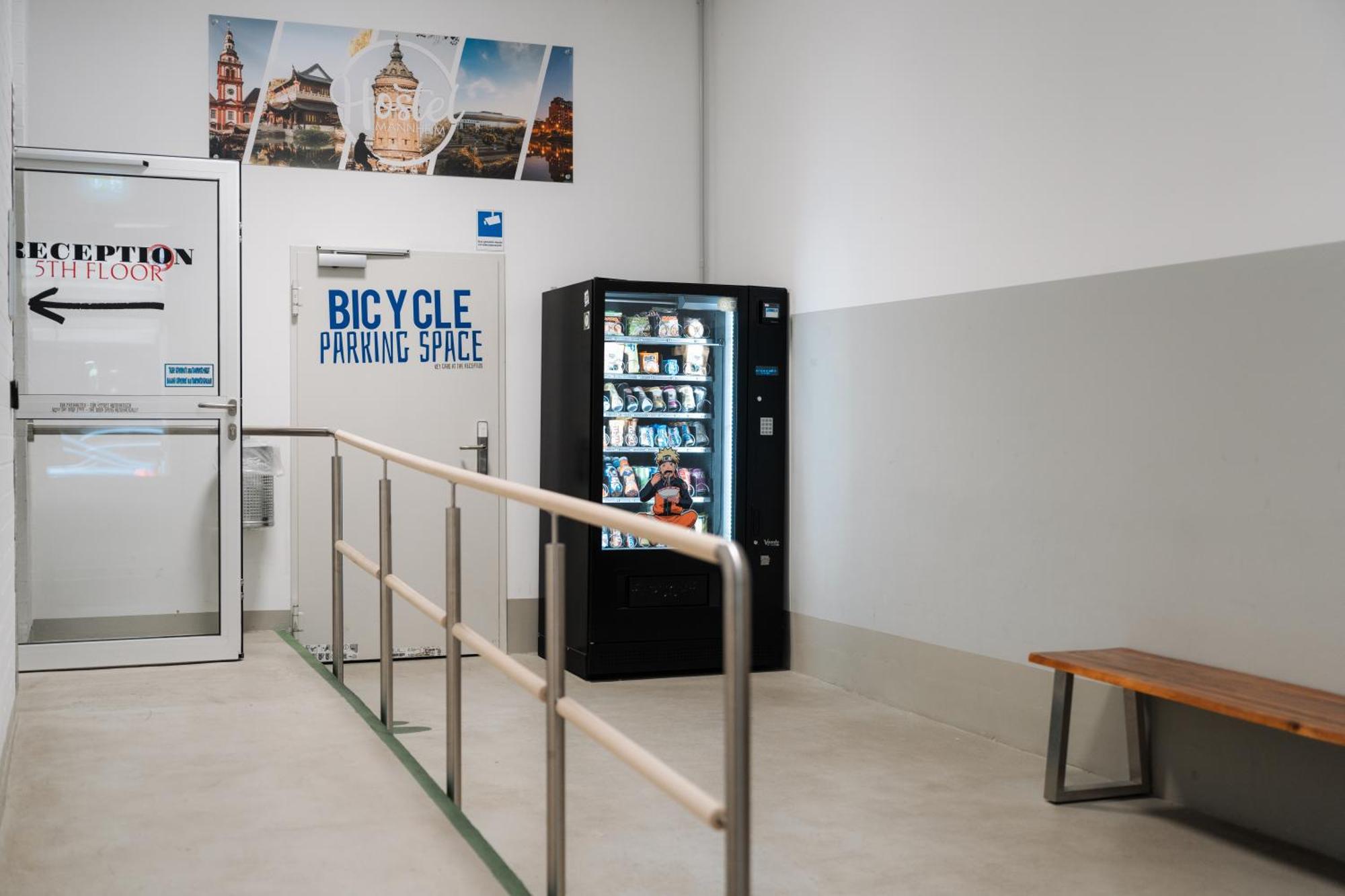 Hostel MHG Esterno foto A vending machine in a bicycle parking garage