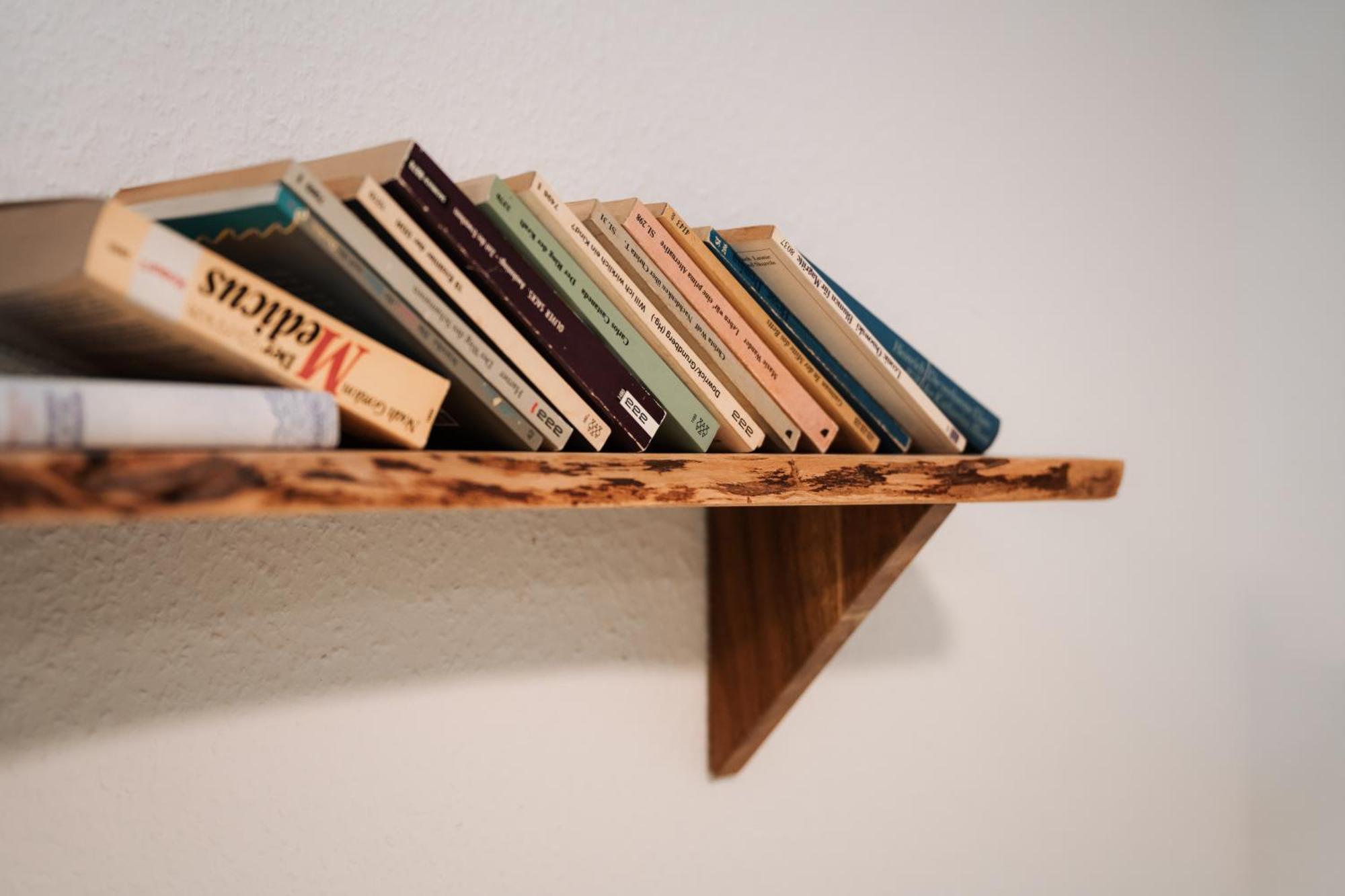 Hostel MHG Esterno foto Books on a shelf