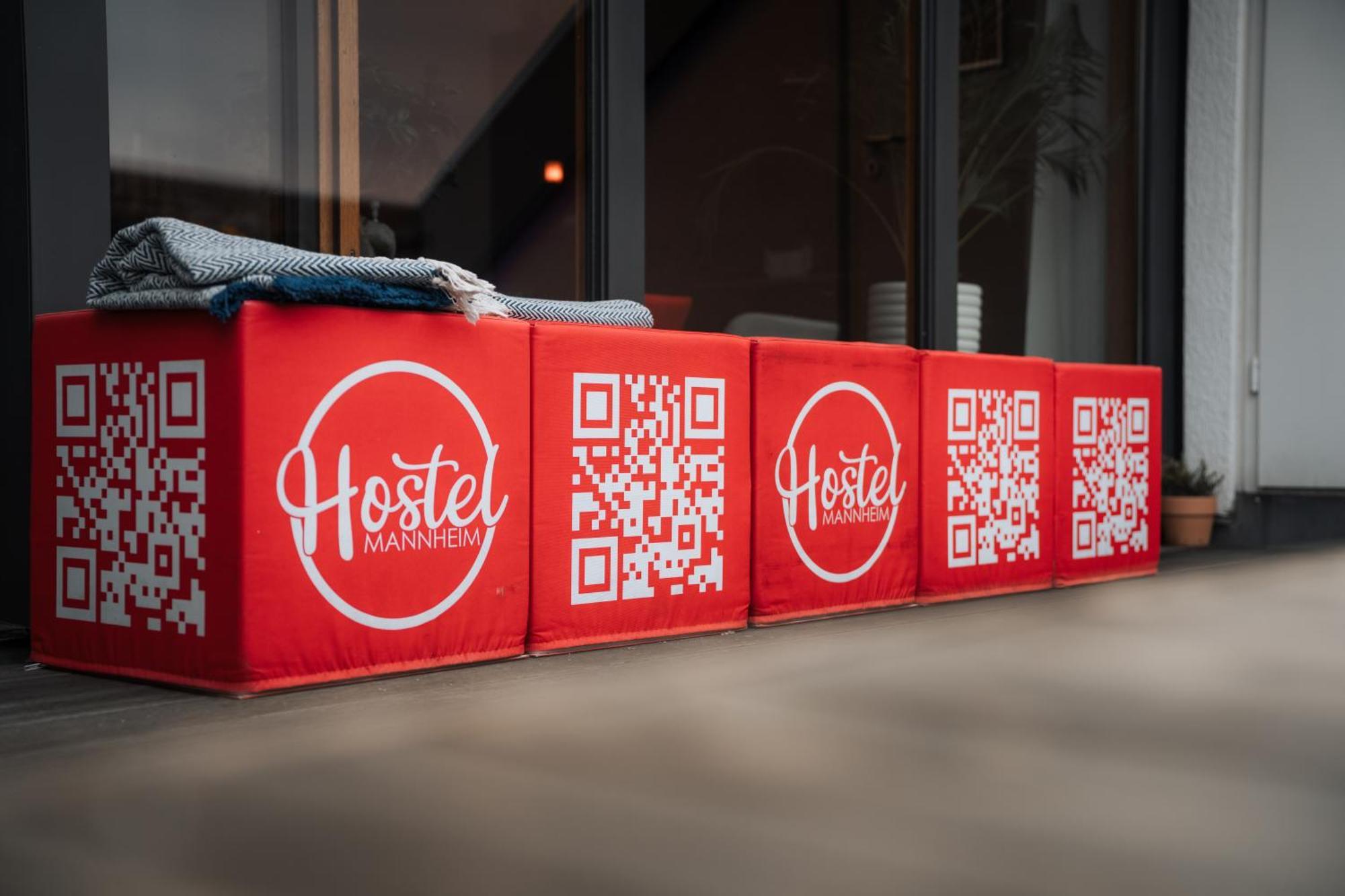 Hostel MHG Esterno foto QR codes on a bench